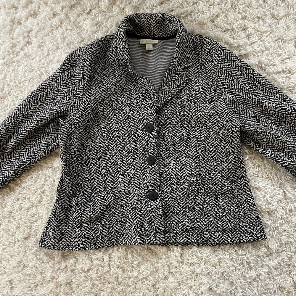 Apple seeds, black and white jacket. Excellent condition goes great with anythin